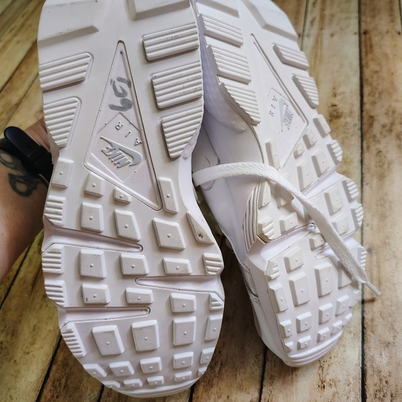 Nike Air Huarache NWOT White Sneakers 3.5 - Picture 4 of 7
